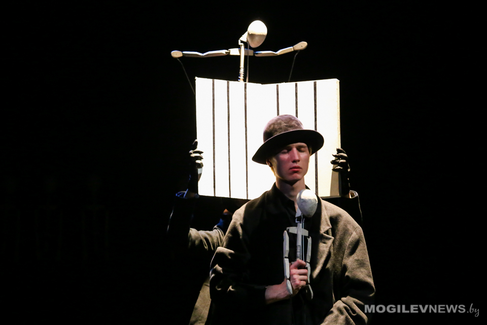 Спектакль «Посторонний» и драму в стихах увидели зрители в третий день «Март-контакта». Фото