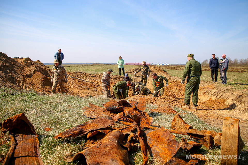 Фрагменты советского танка подняли поисковики в Быховском районе. Фото