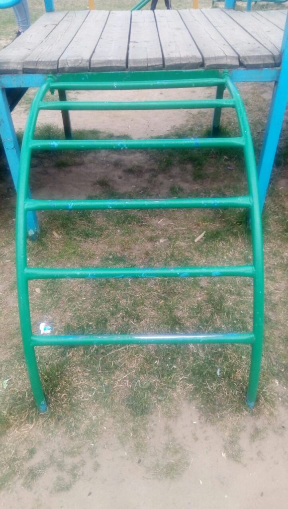 На площадке в Белыничах в горке застряла нога девочки – понадобилась помощь МЧС