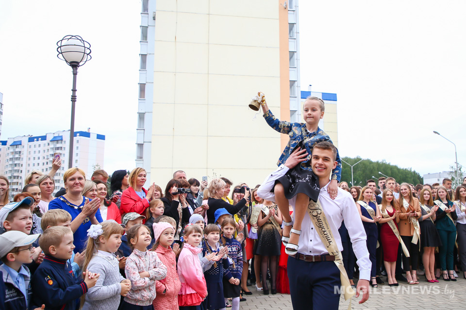 Последние звонки прозвенели в школах Могилева. Фото