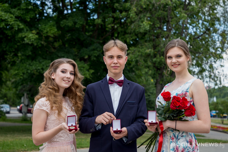 Выпускникам могилевских школ и гимназий торжественно вручили медали. Фото