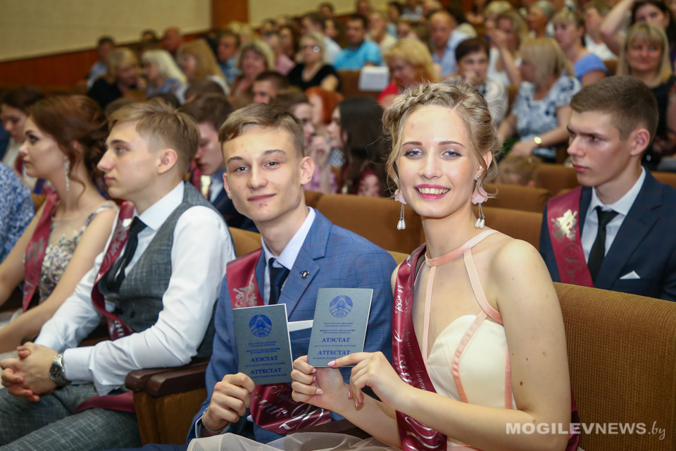 Выпускные вечера прошли в Могилеве. Фото
