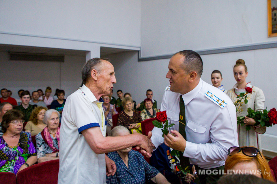 Медали в честь 75-летия освобождения Беларуси вручили ветеранам в Могилеве. Фото