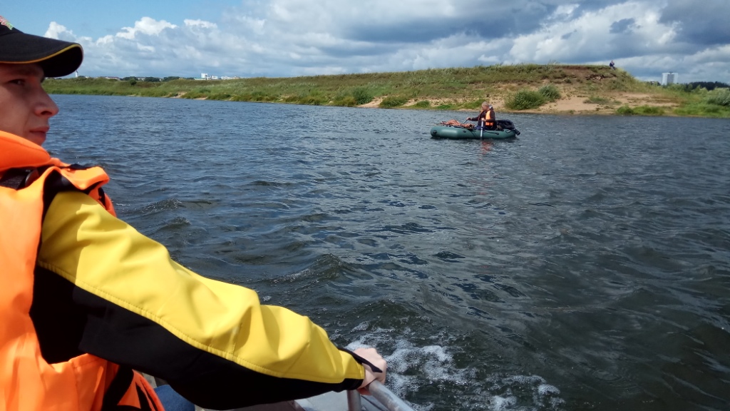 Отдыхающим и рыбакам напомнили о правилах поведения на воде во время рейда по Днепру. Фото