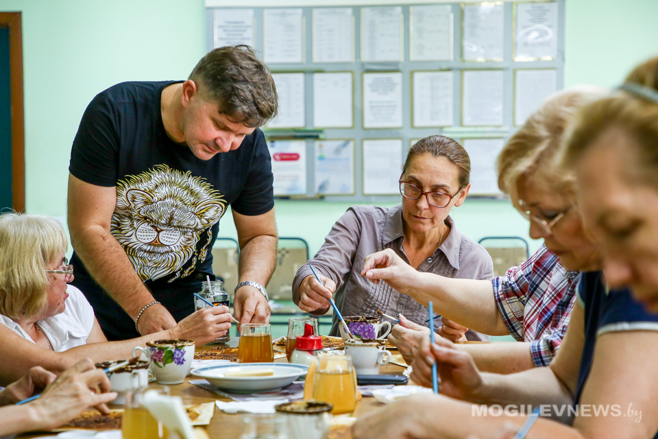 Мастер-класс по кофе-арту провел художник Леонид  Сломнюк в Могилёве. Фото