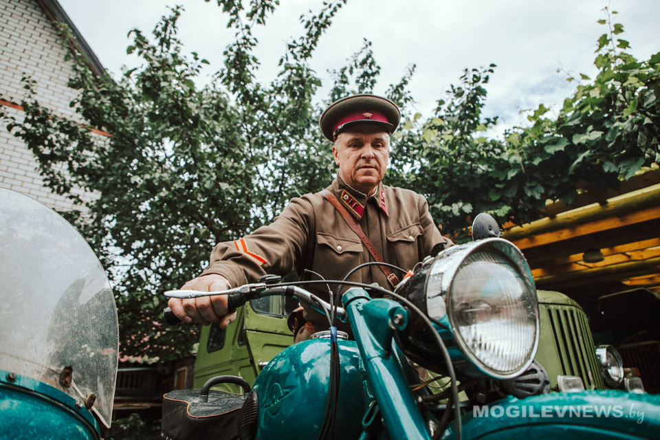 Могилевчанин коллекционирует и реставрирует ретро автомобили и мотоциклы. Фото