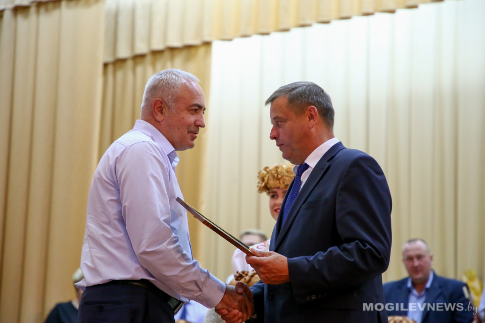 Чествование передовиков уборочной прошло в Шкловском районе. Фото