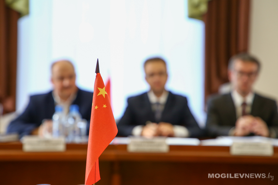 Китайские делегаты обсудили перспективы белорусско-китайского сотрудничества в Могилевоблисполкоме. Фото