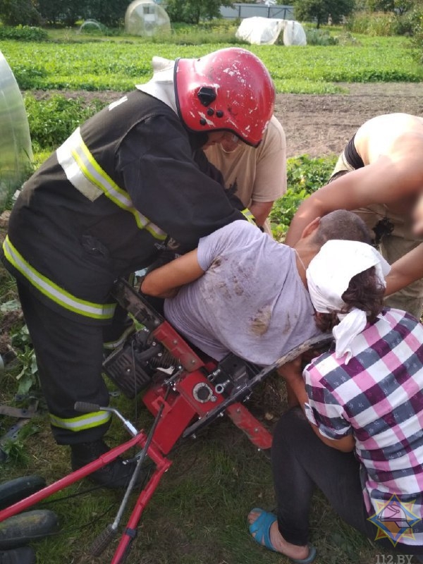 В Горках мужчине зажало ногу в мотокультиваторе