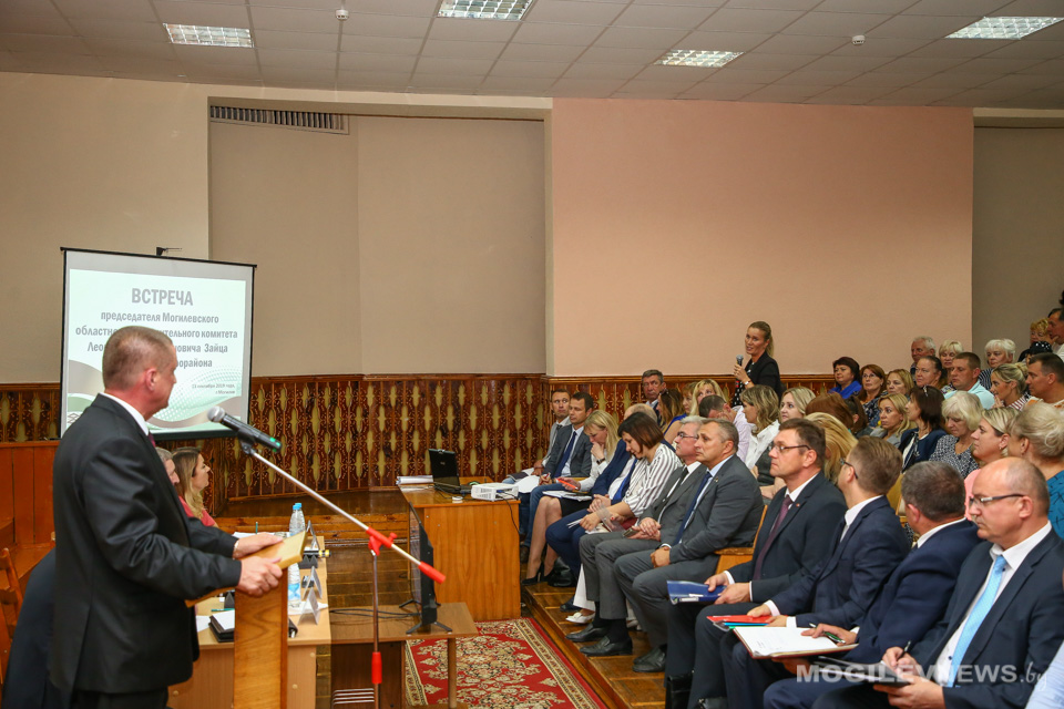 Председатель Могилевского облисполкома Леонид Заяц встретился с жителями микрорайона Фатина. Фото