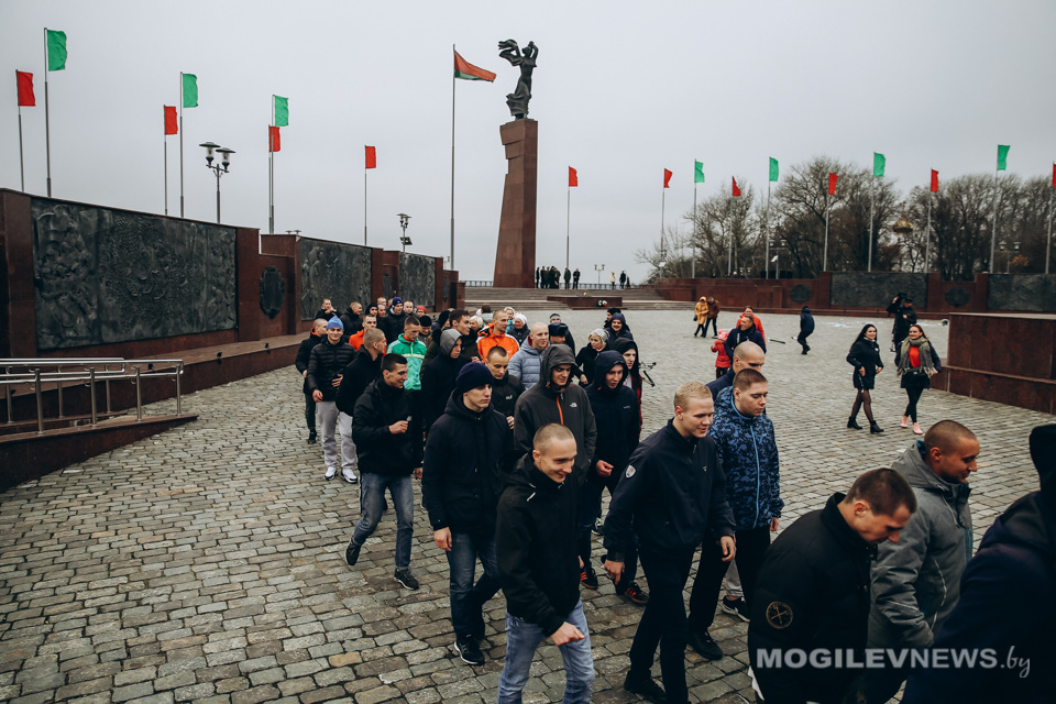Могилевских призывников торжественно проводили на армейскую службу. Фото