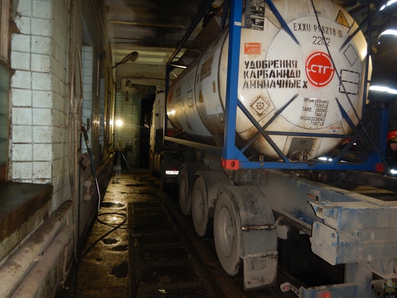 В Могилеве спасатели достали мужчину из автоцистерны с неизвестным веществом