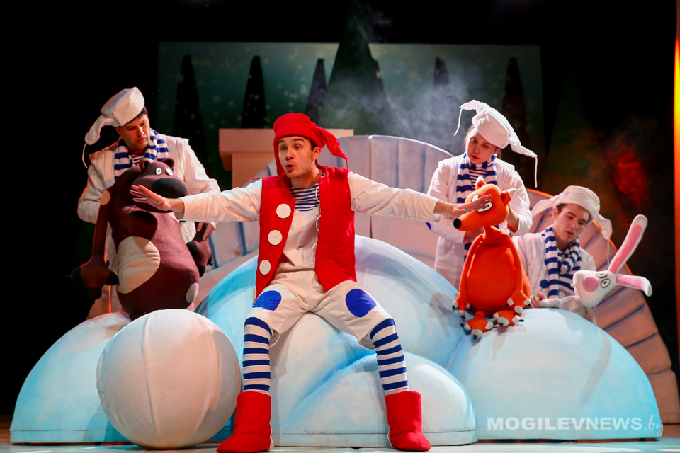 Новогоднюю сказку «Про Емелю и Щуку-волшебницу» показали в Могилевском областном театре кукол. Фото