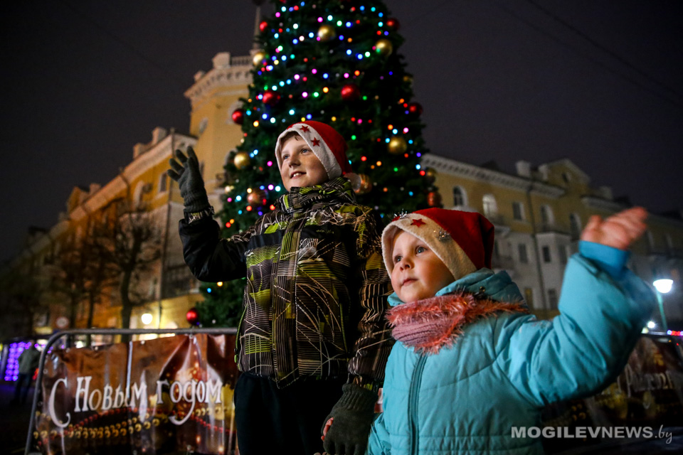 Видеосвязь с Дедом Морозом организована на площади Звезд в Могилеве. Фото