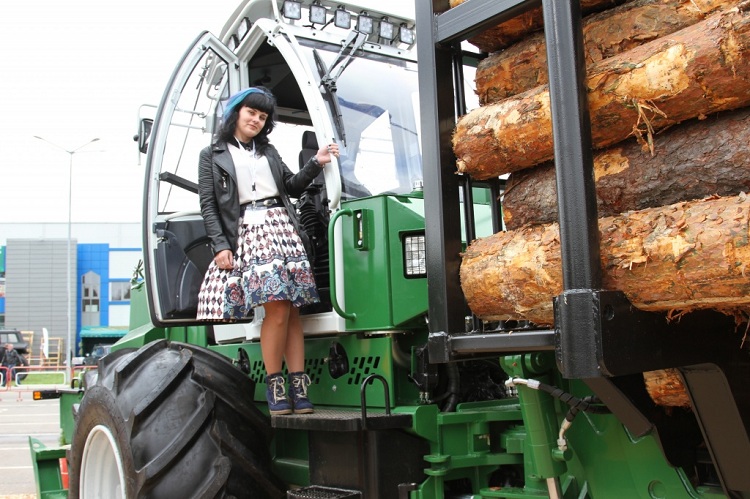 Начался набор в экспериментальную женскую группу подготовки машинистов харвестеров и форвардеров