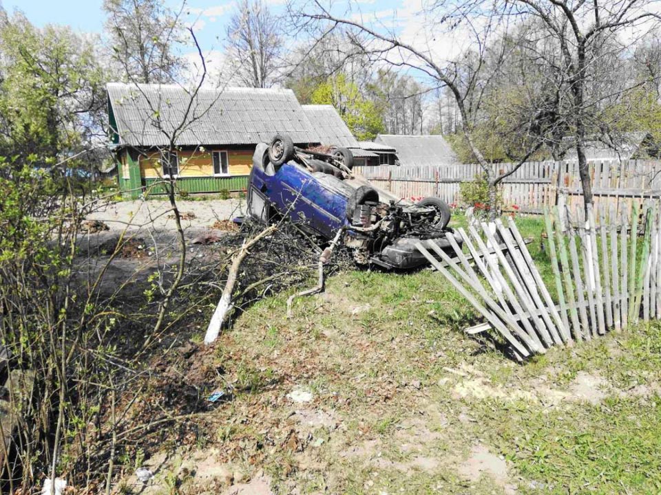 «Фиат» опрокинулся в Хотимском районе, водитель погиб