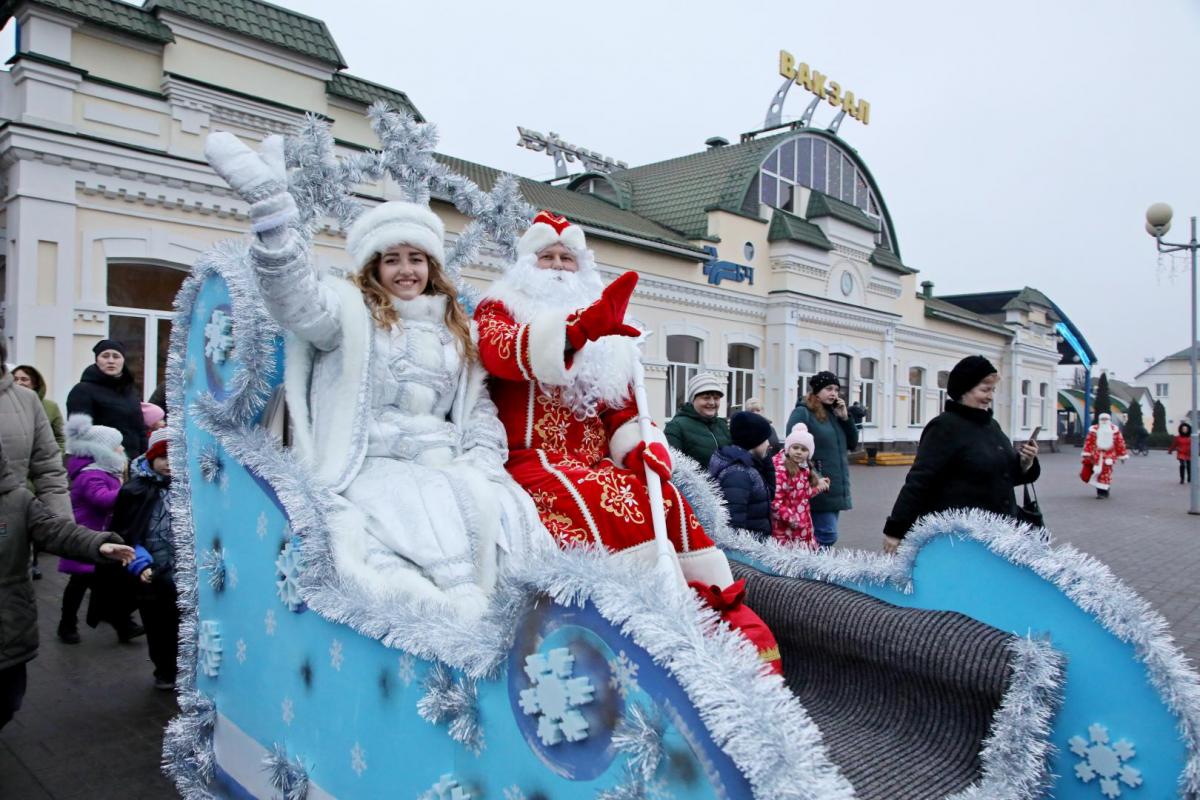 Шествие Дедов Морозов прошло в Бобруйске. Фото