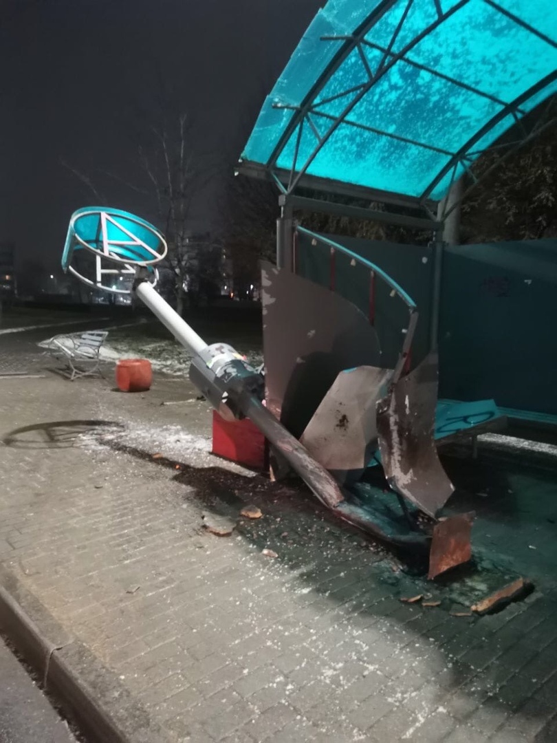 Автомобиль в Бобруйске снес остановку