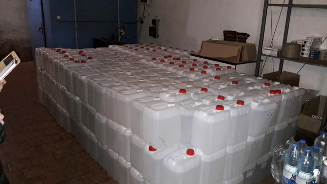 Около 4 000 литров спиртосодержащей жидкости задержали в Кировском районе