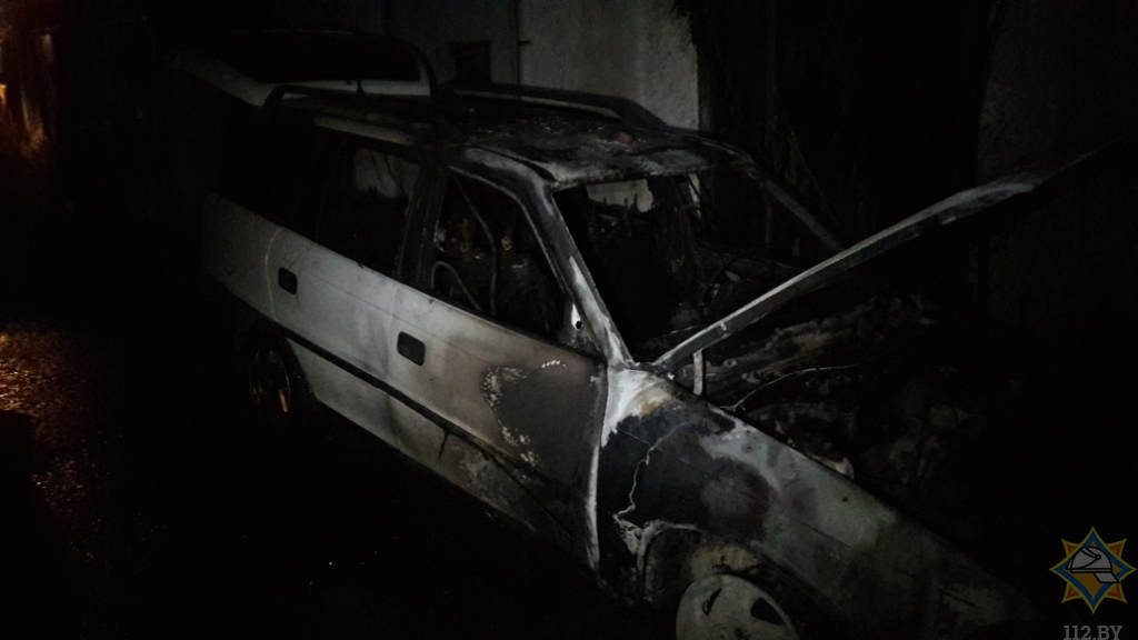 Причину возгорания двух автомобилей устанавливают в Костюковичском районе