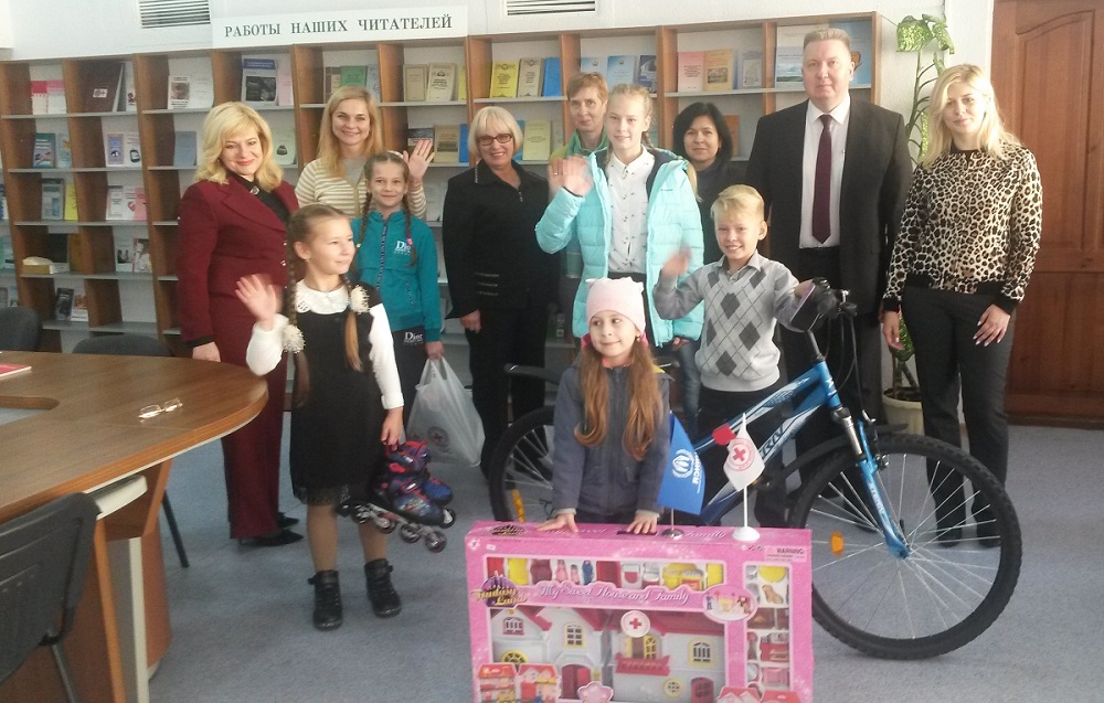 Детям семей-переселенцев в Могилеве вручили подарки