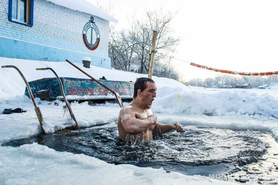 МЧС призывает избегать стихийных мест купания в Крещение