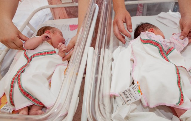 В Могилевской области БРСМ проводит акцию «Подари новорожденному вышиванку»