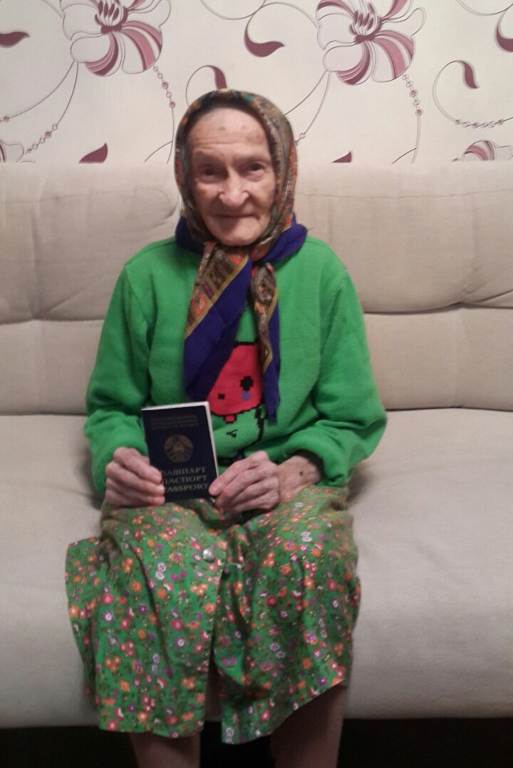 Новый паспорт вручили 100-летней могилевчанке