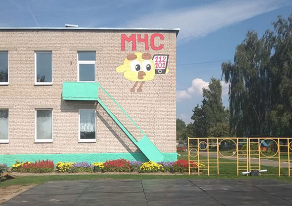 Граффити с номером службы спасения появилось на стене ясли-сада №6 в Шклове