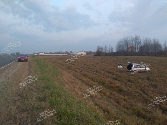 «Форд Фьюжн» опрокинулся в Мстиславском районе, двое пострадавших