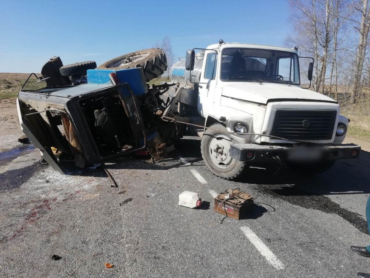 Трактор опрокинулся в Костюковичском районе, пострадал водитель