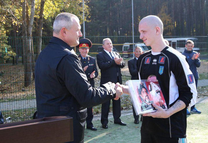 Министр МВД подарил майку с автографом Диего Марадоны подростку из Могилевского спецучилища