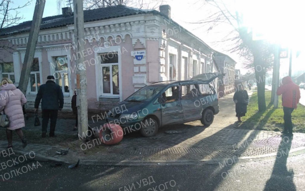 «МАЗ» в Бобруйске столкнулся с «Фольксвагеном», пострадала прохожая