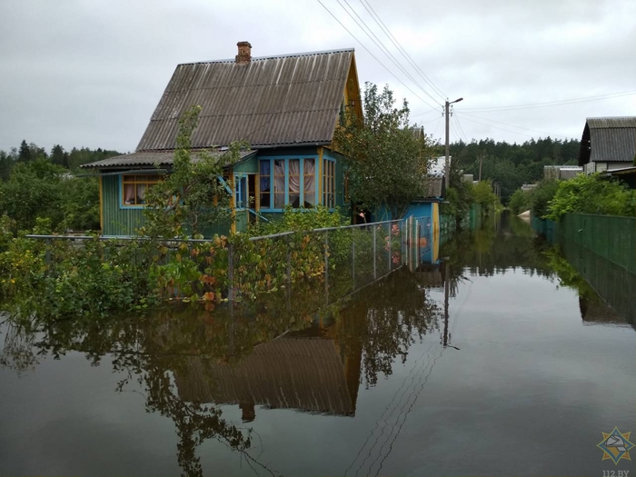 Из подтопленного дачного поселка в Могилевском районе эвакуировали 14 человек