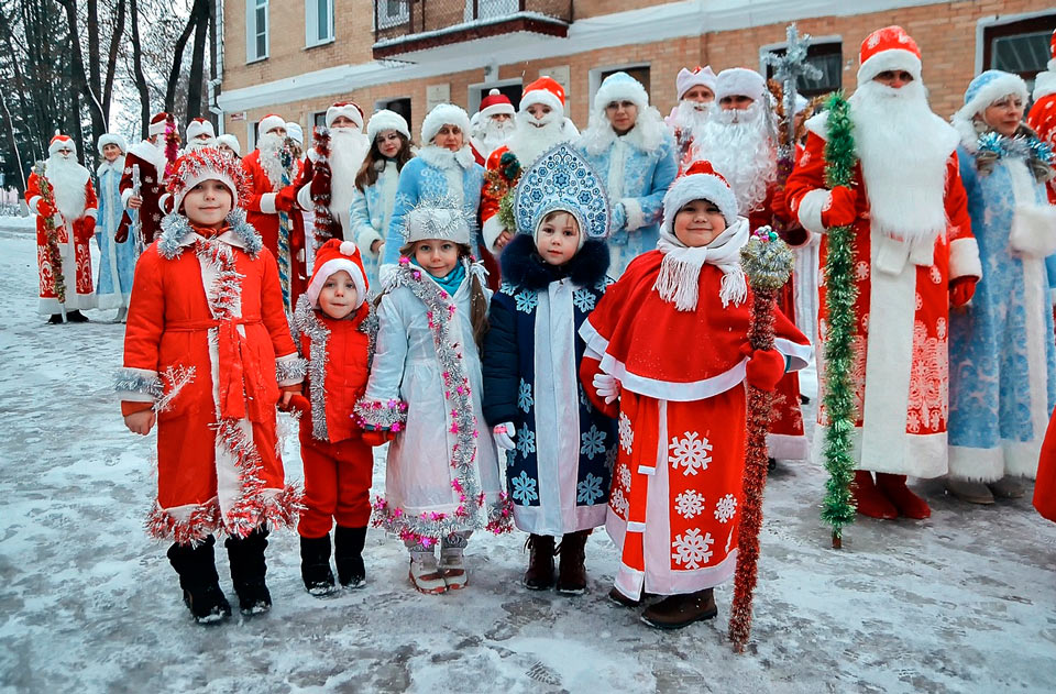 В Климовичах торжественно зажгли  главную  елку района. Фото