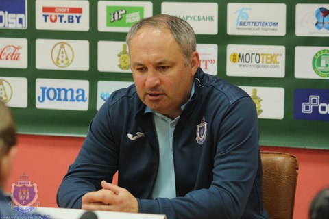 Главный тренер "Днепра" попросил об отставке после поражения от "Слуцка". Видео