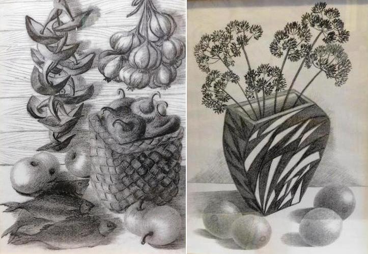 Выставку картин, нарисованных углем, и деревянных статуэток можно увидеть в окнах могилевской библиотеки