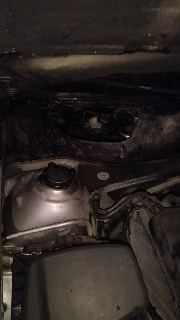 «Опель Астра» горел на улице Островского в Могилеве