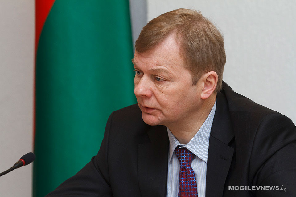 О дорогах, ЖКХ и строительстве задавали вопросы жители региона во время "прямой линии" губернатора Могилевской области
