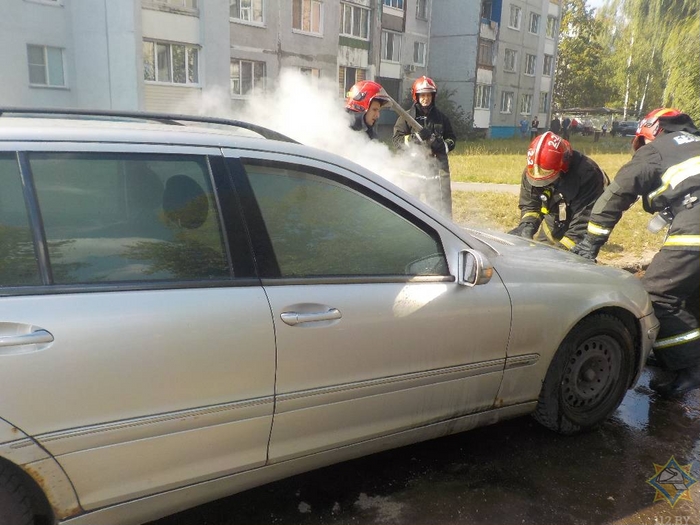 Во дворе Бобруйска горел «Мерседес»
