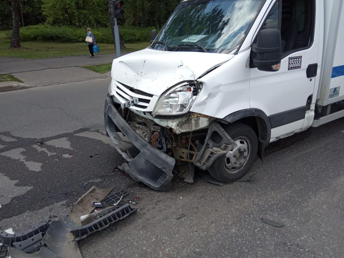 «Ивеко» в Бобруйске столкнулся с «Шевроле», один из водителей в больнице