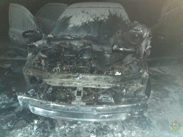 Два автомобиля повредил огонь в Могилеве