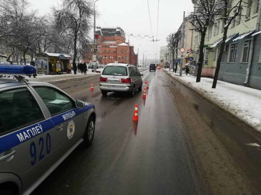 Попавший под машину на Комсомольской могилевчанин умер в больнице