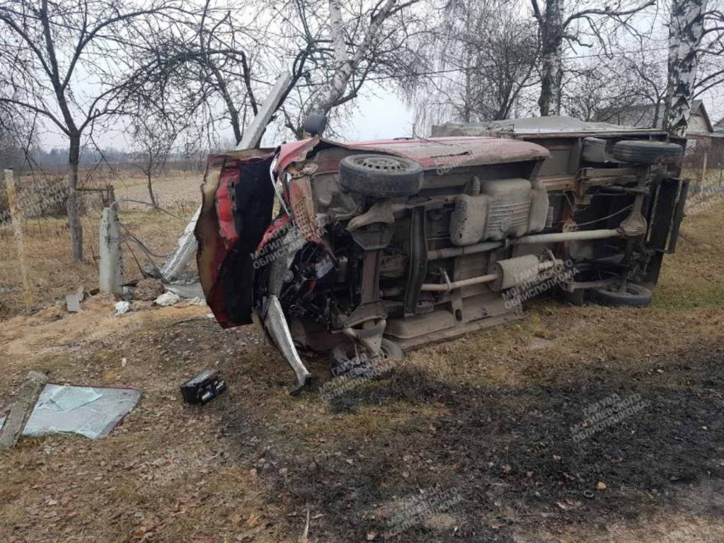 «Мерседес» в Могилевском районе  врезался в столб и опрокинулся