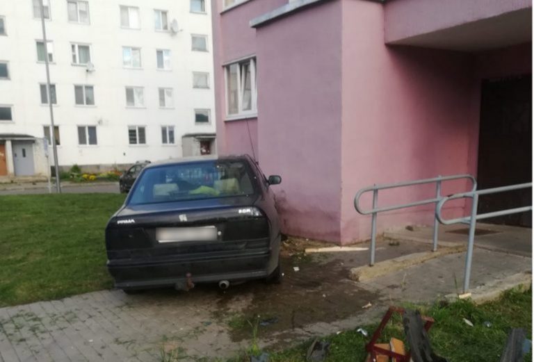 16-летние подруги в Кричеве угнали машину и врезались в дом