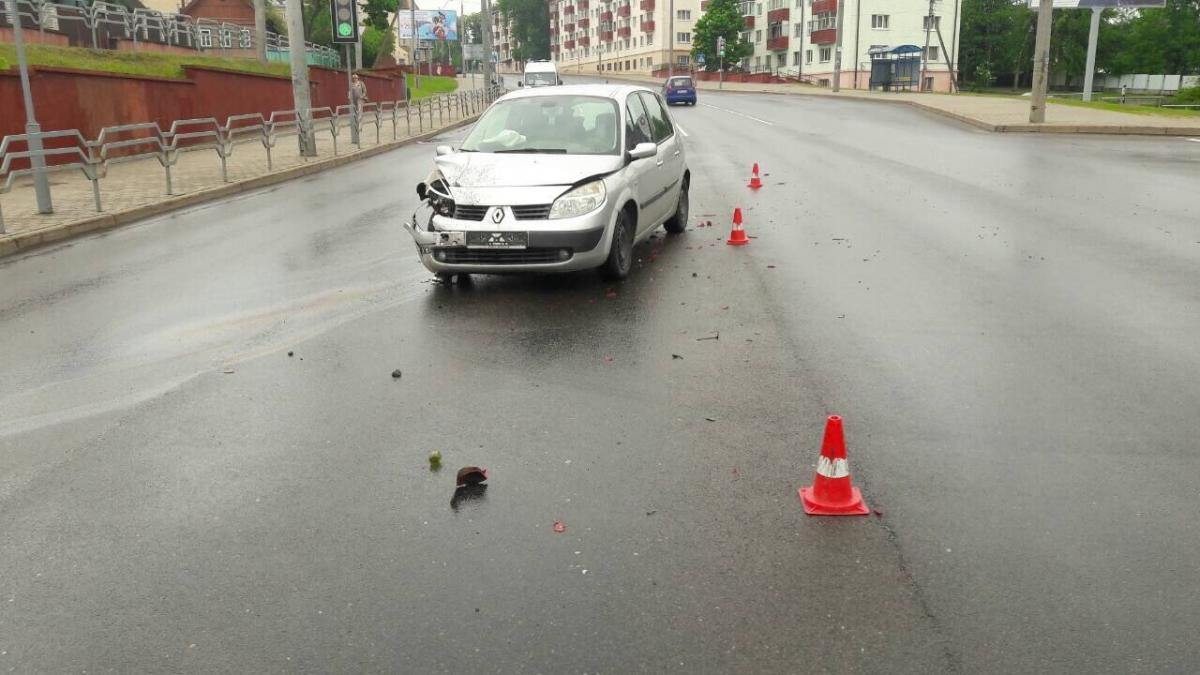 «Рено» столкнулся с «Фольксвагеном» в Могилеве – пострадала пассажирка