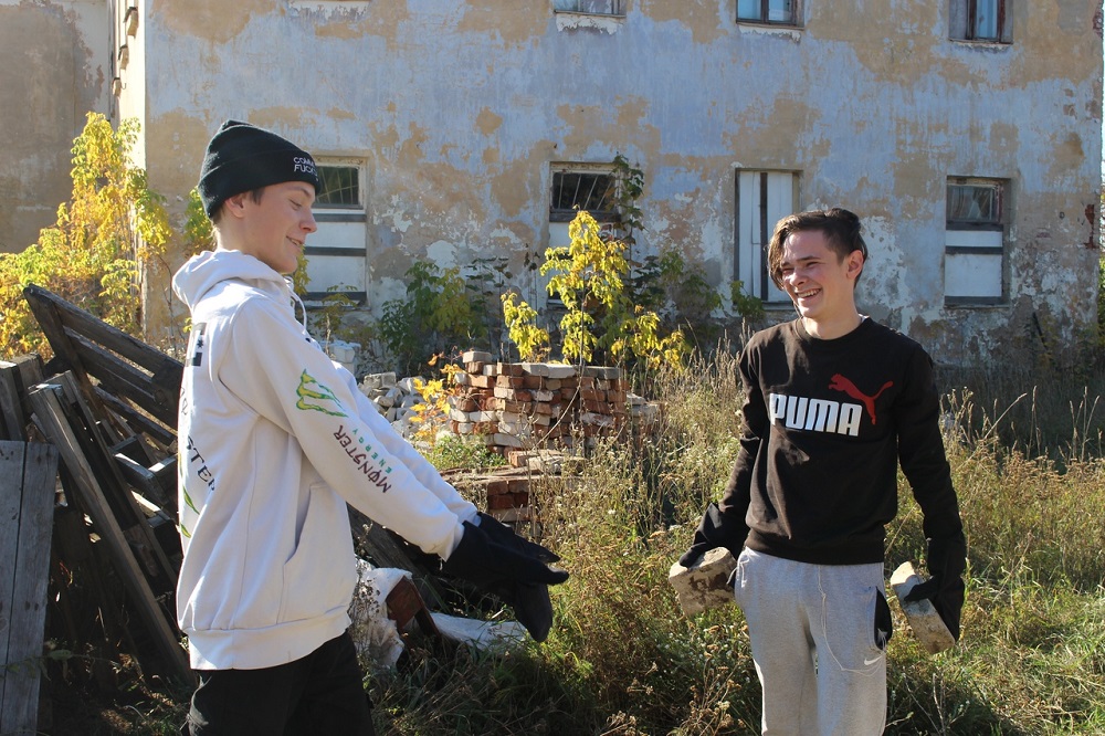 Бобруйские волонтеры помогли в благоустройстве территории собора святого Александра Невского