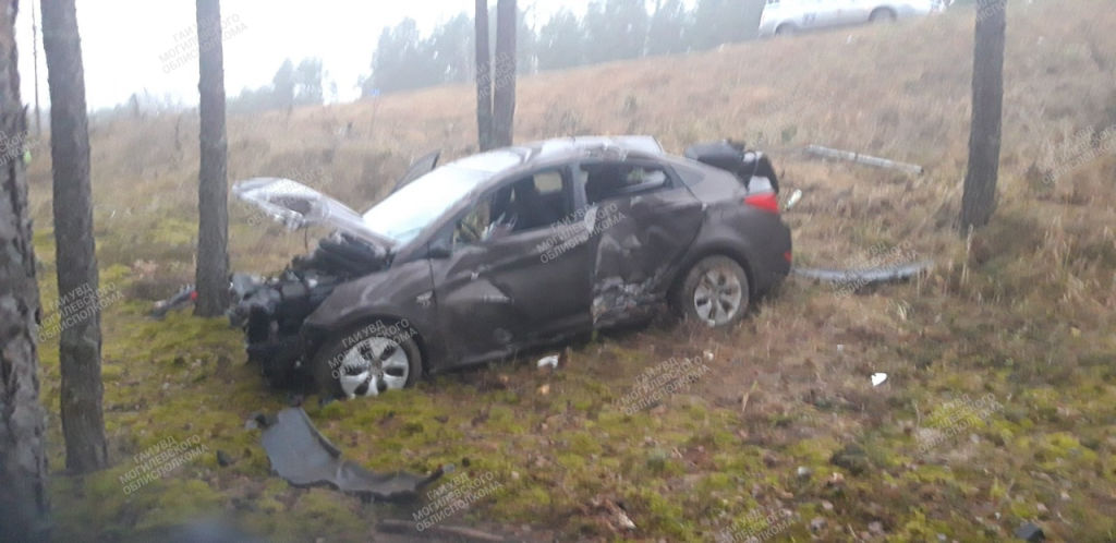 «Хундай» в Кировском районе въехал в придорожное дерево, двое пострадавших