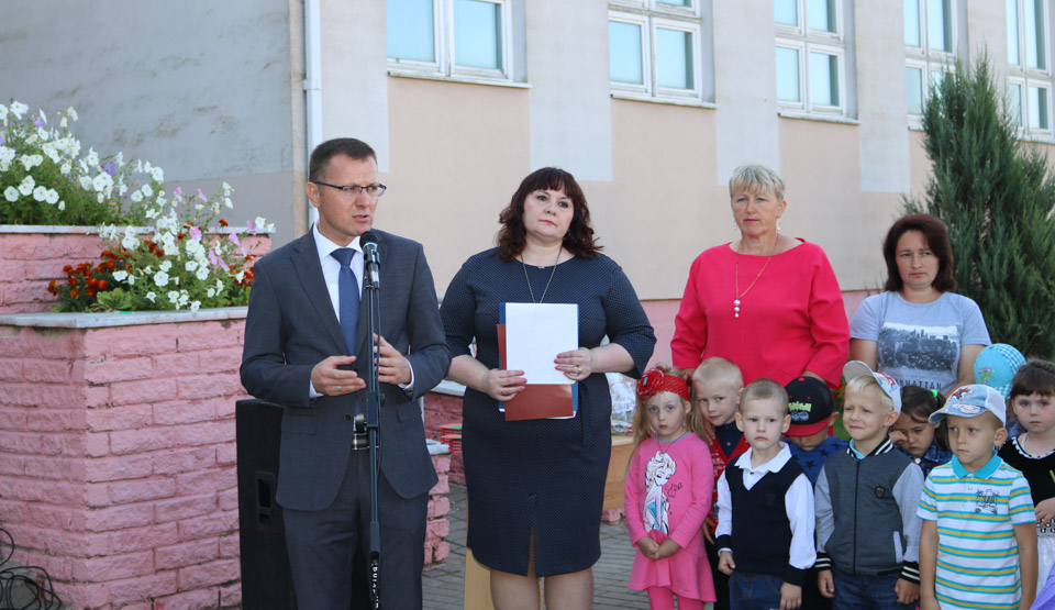 Замглавы Администрации Президента побывал на линейке в сельской школе в Шкловском районе