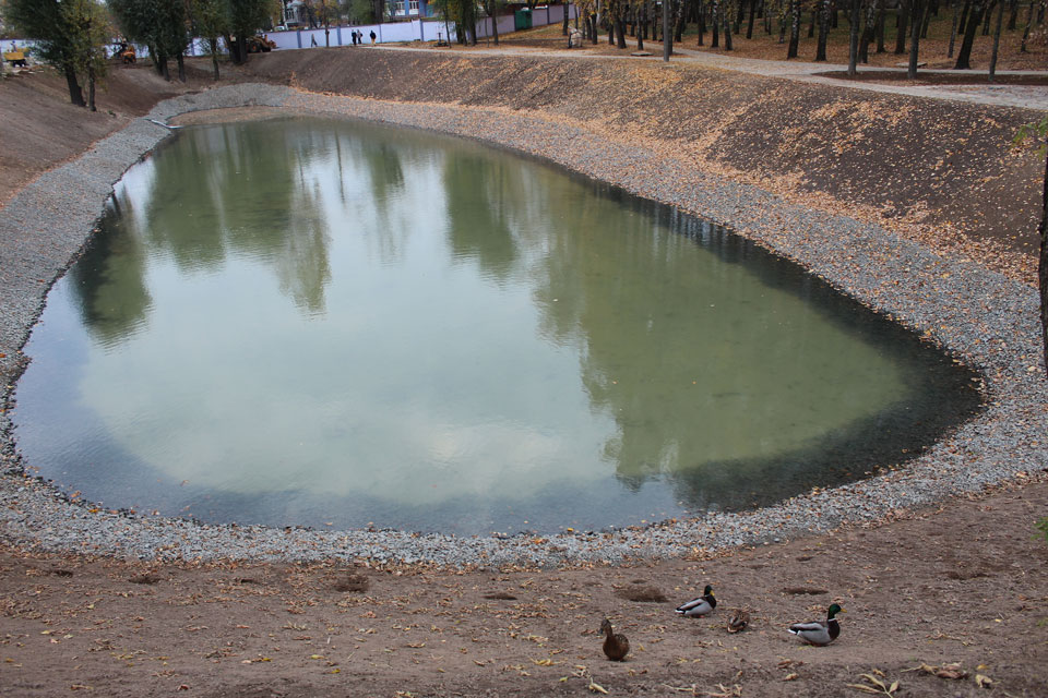 Лестничным спуском и смотровой площадкой дополнят реконструируемое озеро на пересечении улиц Первомайская и Актюбинская в Могилеве
